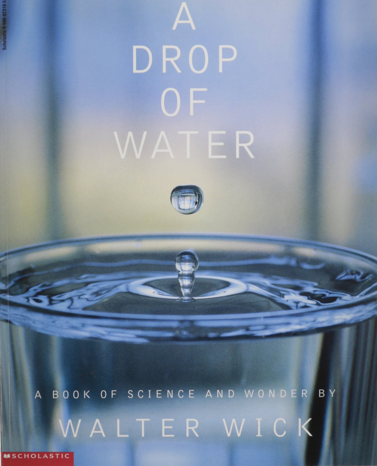 A Drop of Water : A Book of Science and Wonder - 3201