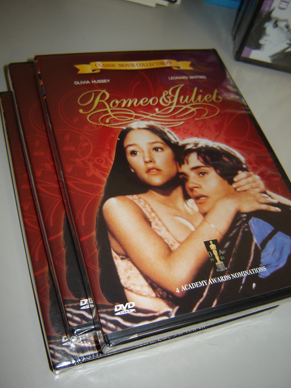 Romeo & Juliet (1968) / REGION FREE NTSC DVD / Audio: English / Subtitles: English, Korean / Actors: Leonard Whiting, Olivia Hussey, John McEnery, Milo O'Shea, Pat Heywood / Director: Franco Zeffirelli / 137 minutes